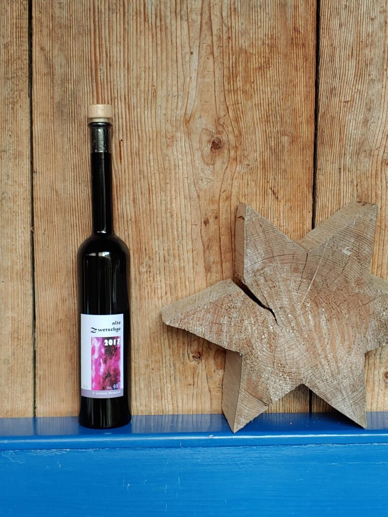 Flasche alte Zwetschgen-Schnaps