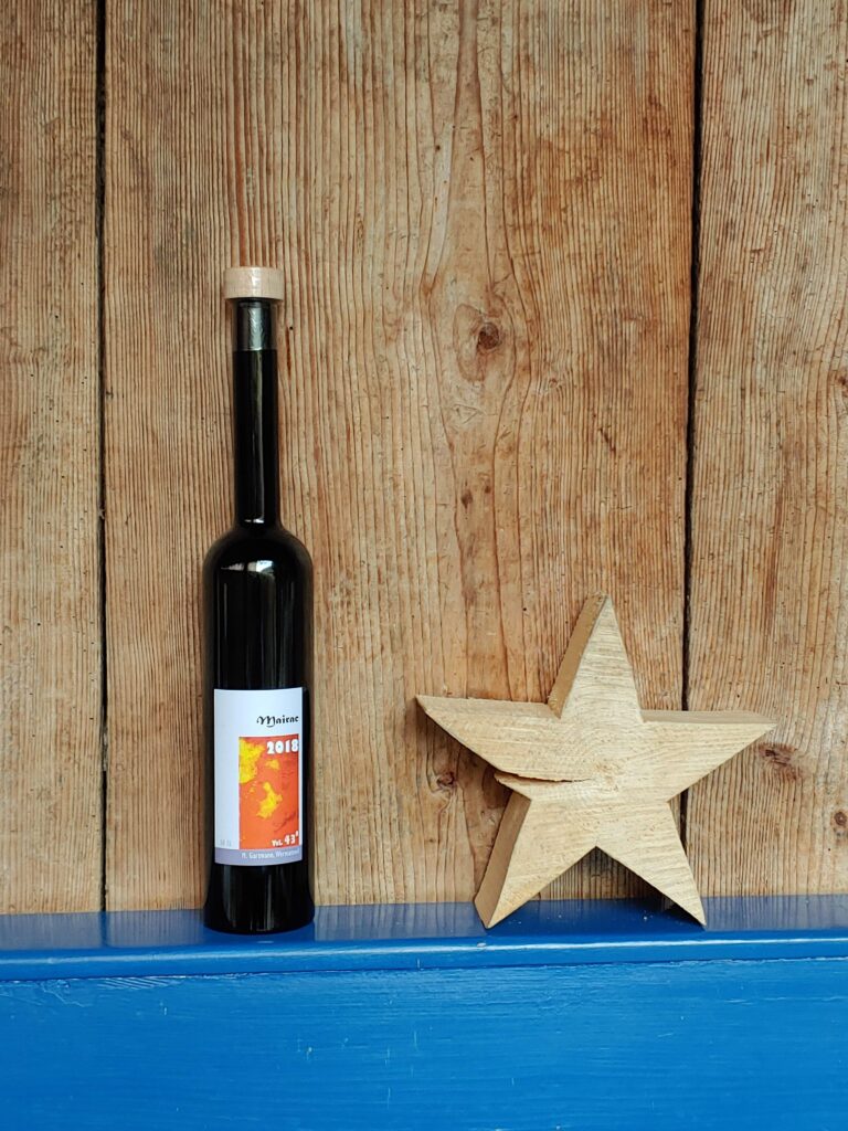 Flasche Maigold-Schnaps
