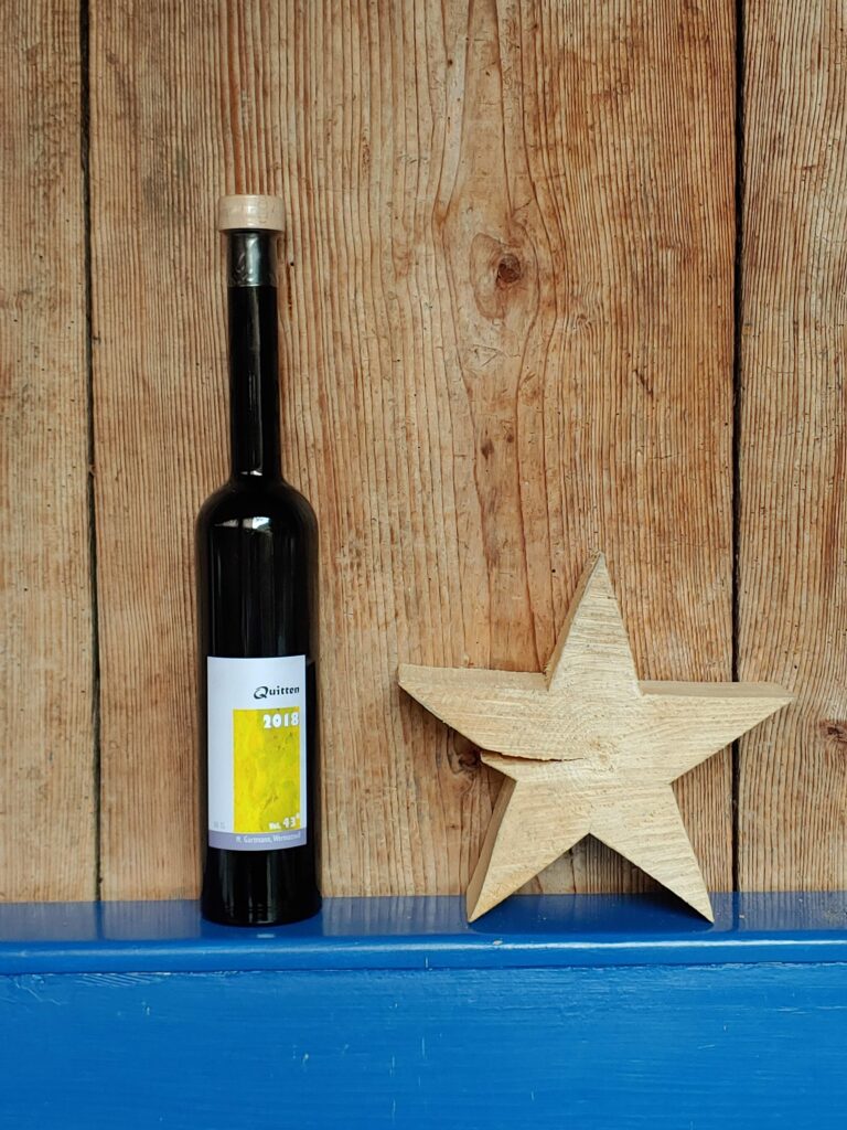 Flasche Quitten-Schnaps
