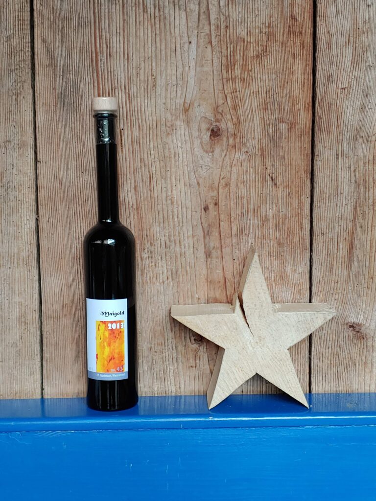 Flasche Maigold-Schnaps