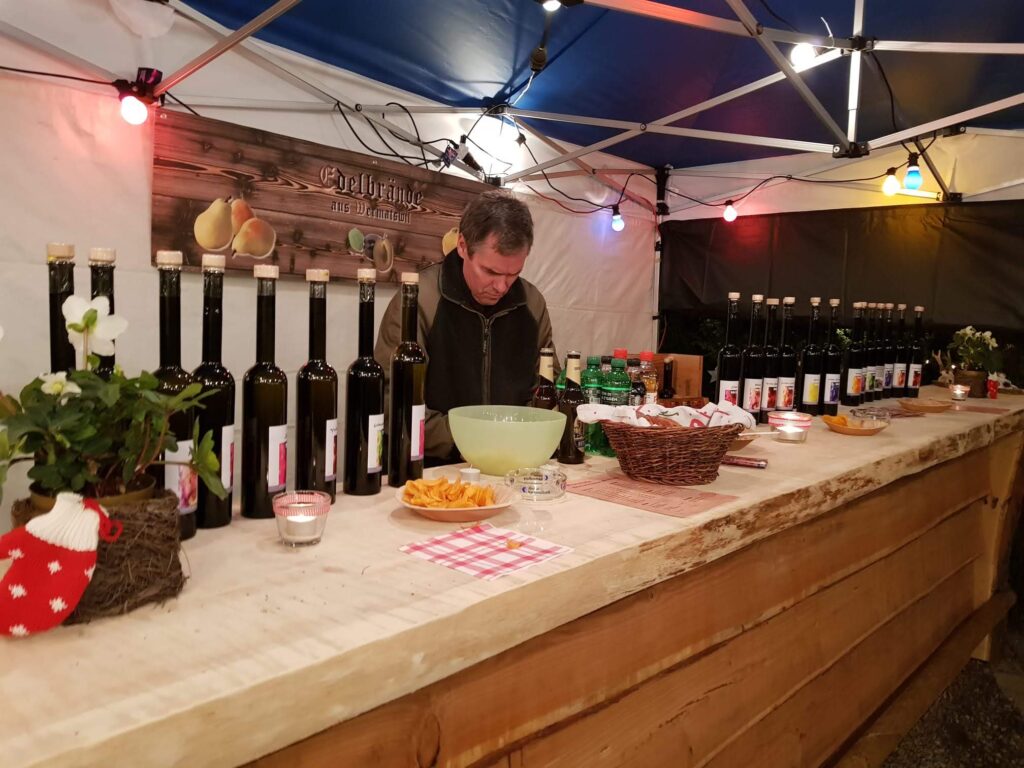 Herr Gartmann hinter der Bar am Weihnachtsmarkt Wermatswil