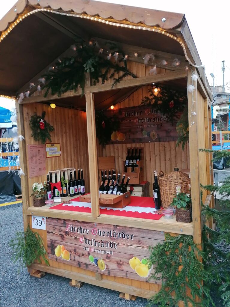 Häuschen Schnaps-Verkaufsstand am Weihnachtsmarkt Uster
